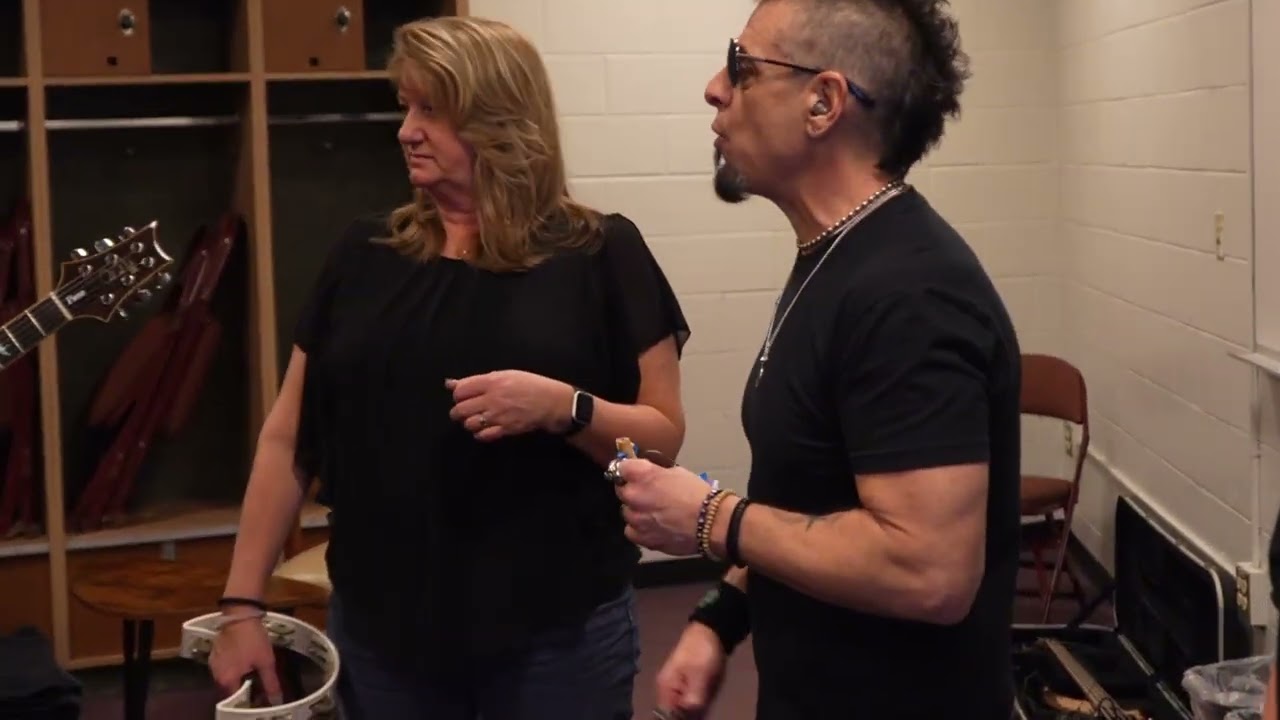 Cool Behind the scenes footage from the Mohegan Sun Arena with Bret Michaels