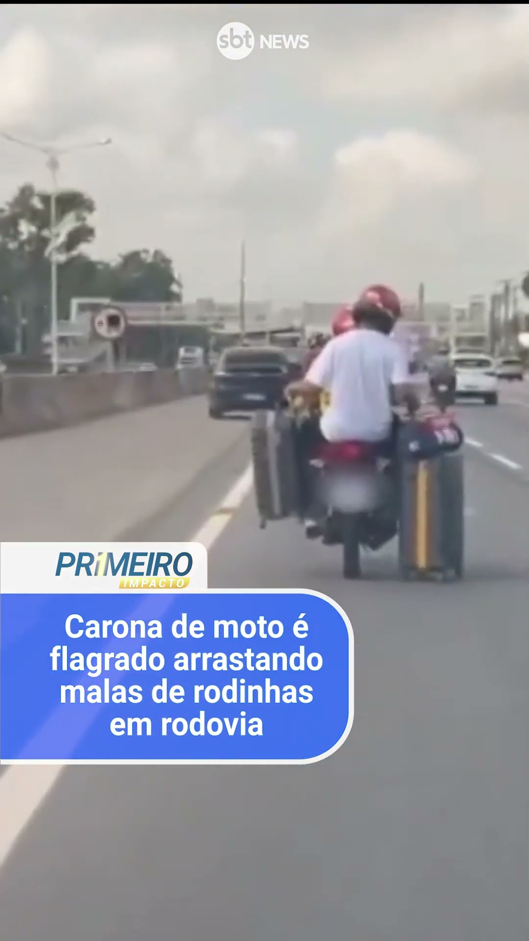 Carona de moto é flagrado arrastando malas de rodinhas em rodovia