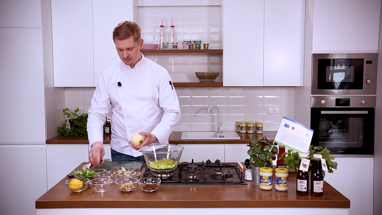 Sałatka Waldorf z selerem naciowym, winogronami i orzechami