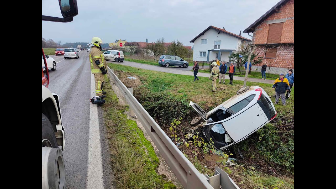 Teška saobraćajna nezgoda (18) / Severe traffic accident (18) - Vatrogasci Prijedor, 27.11.2022.