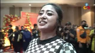 Download lagu Dewi Perssik - Dua Kursi Feat Wita Band