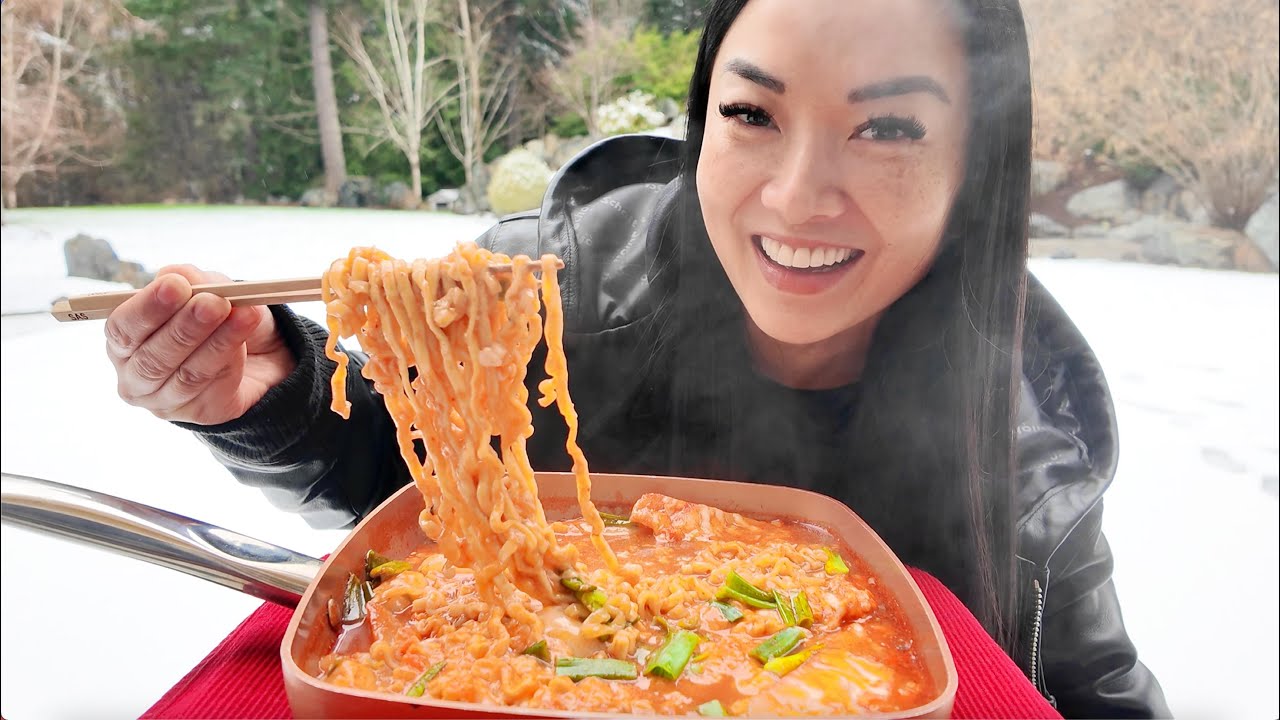 WHEN IT SNOWS...ITS A MUST (CHEESY RICE CAKE SPICY NOODLE MUKBANG) | SASVlogs