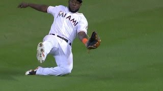 PHI@MIA: Ozuna robs Blanco with a superb sliding grab