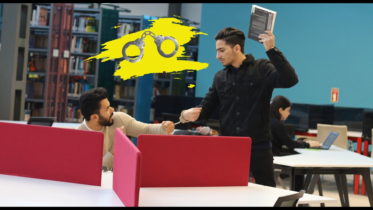 ⁣مقالب في المكتبة 😅 كلبشت الطلاب😱