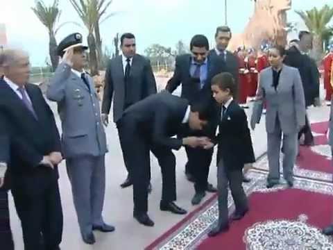مسئولو الدولة يقبلون يد ولى العهد المغربي "طفل"