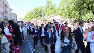 Норвегия Осло 17 мая день Независимости праздничный парад в центре города национальные костюмы 32 72