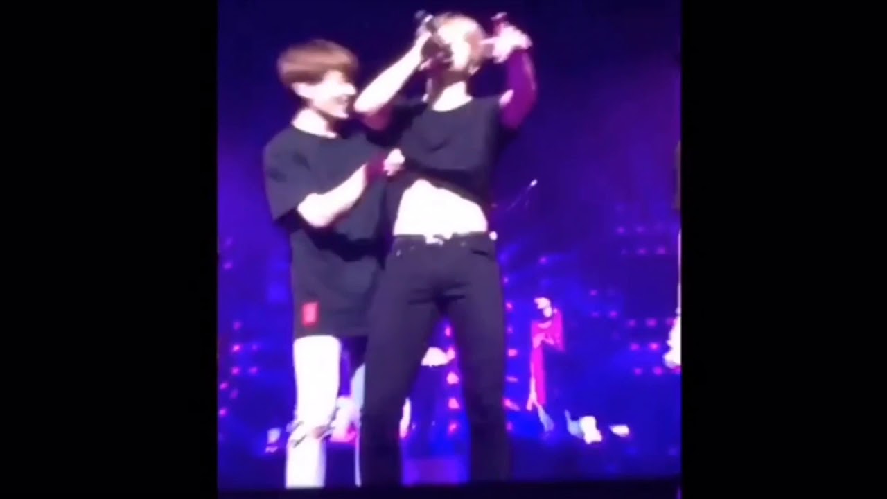 Bts Jungkook Showing Off Jimins Abs Live Love Yourself Tour 2018 Btsinchicago Youtube