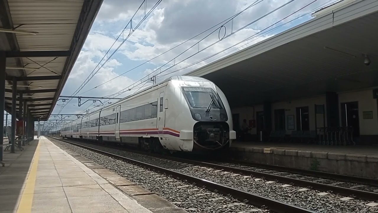 Media distancia Renfe S - 449 en linares baeza