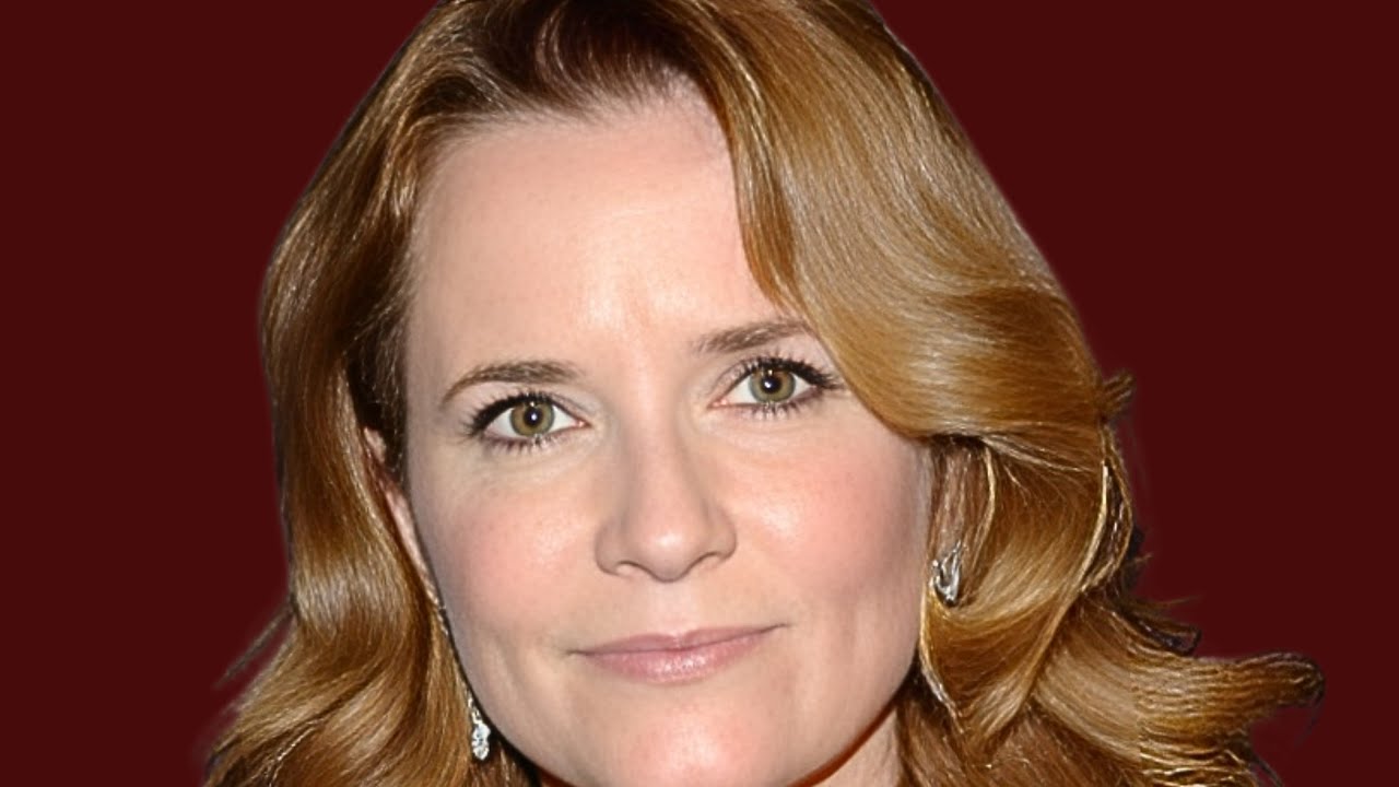 Lea Thompson In G-Strlng Photos Leave Little To Imagination..Take a look