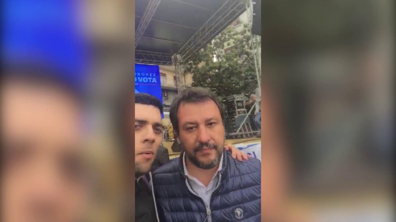 Finge selfie con Salvini ma poi chiede: 