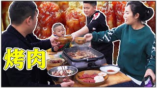 Возьмите Сяо Ян всегда есть барбекю, стейк из куриного крылышка из свинины, с чесноком, круто!
