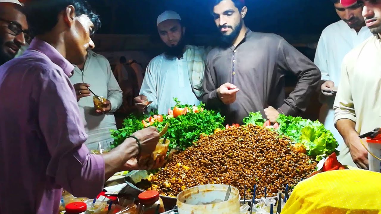 KALA CHANA MASALA | Masala Cholay in Street Food of Karachi Pakistan