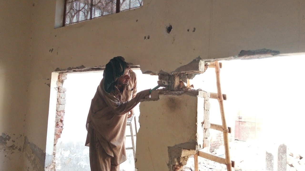old house the dorlanter stranth Most Dangerous Job In pakistan  House construction
