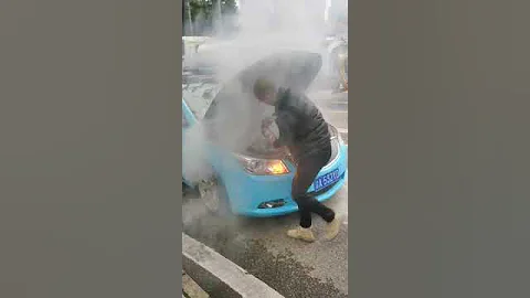 汽车自燃，一定要定期检查线路，防止老化起火 - 天天要闻