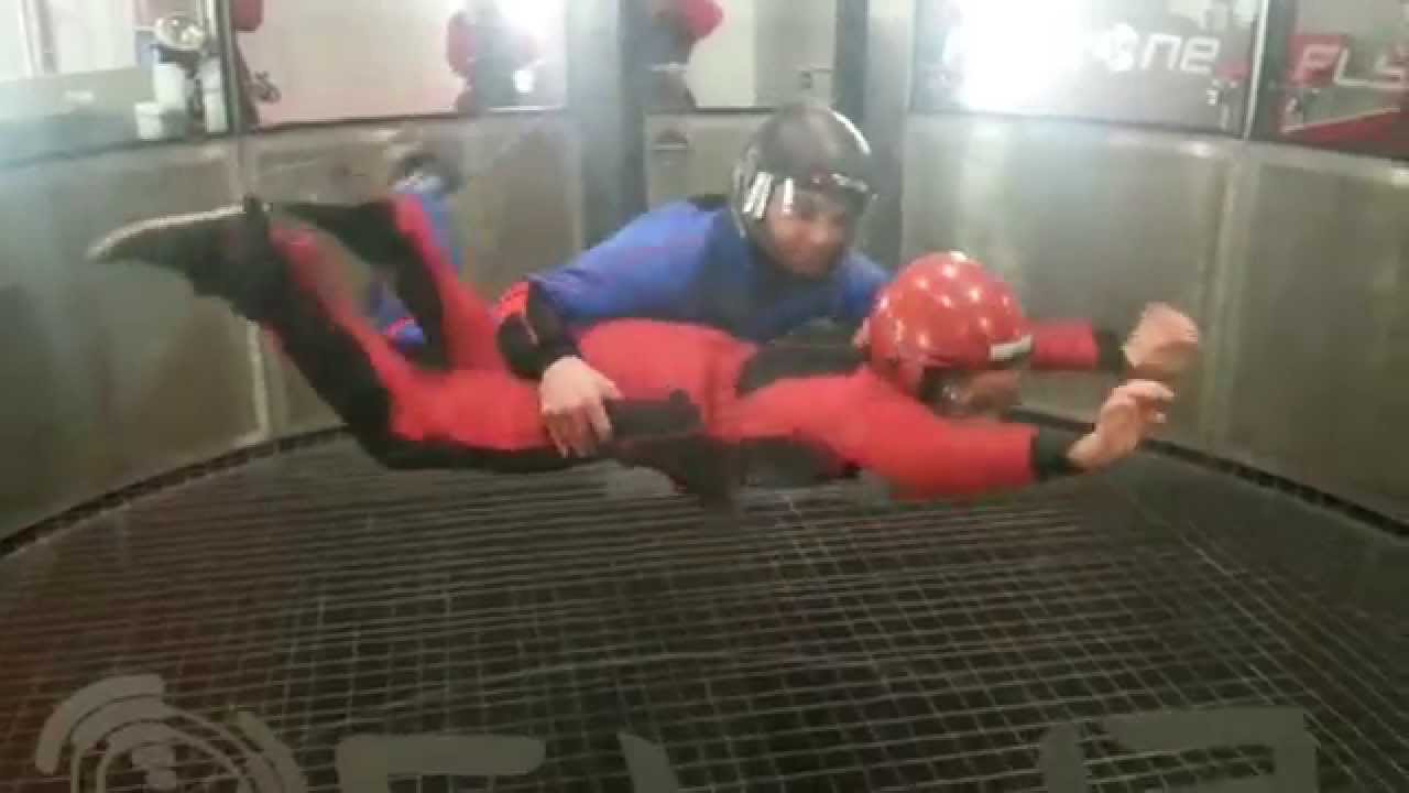 Gianni Sandoz en simulateur de chute libre Flyzone Lezignan - YouTube