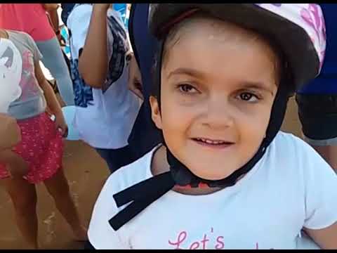 Criança faz pegadinha com reporter no pedal do autista