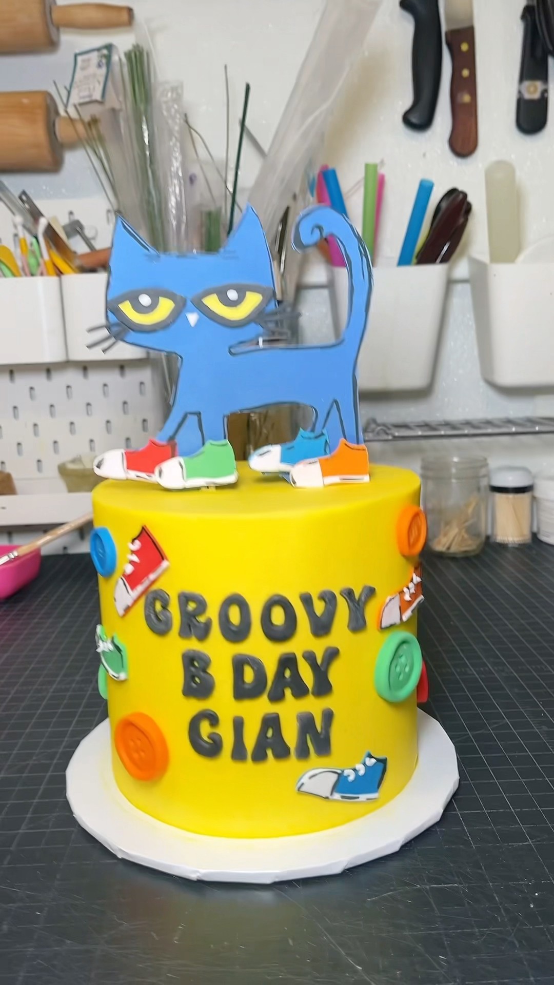 COOL PETE THE CAT CAKE #cake #howto #cakedesign #learn #cakedecorating #easy #diy #cat #tutorial