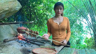 Bushcraft survival build shelter in the Cave, Cook in clay pot, Bird trap - Bushcraft alone rain