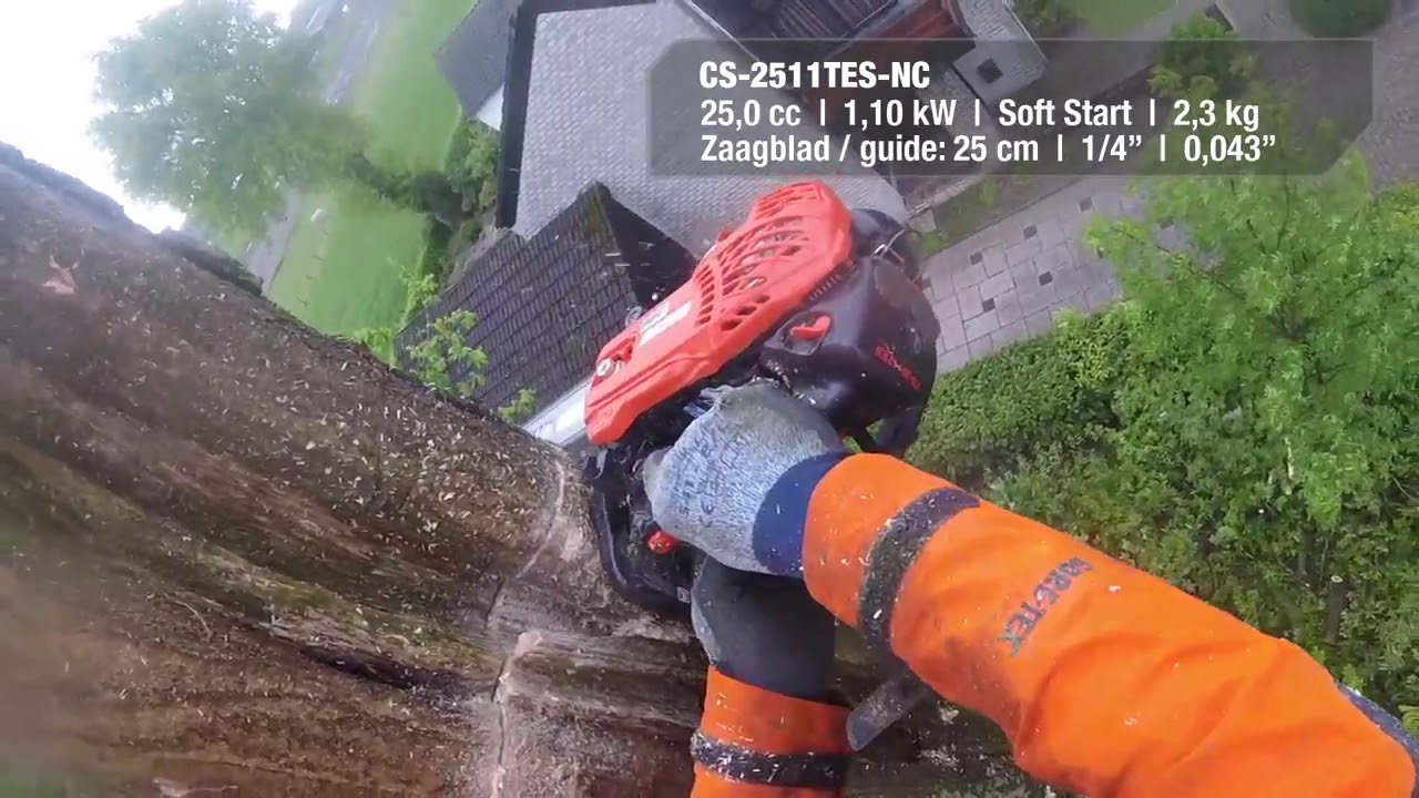 Бензопила ECHO CS-2511TES в руках профессионала