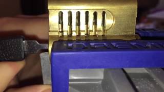 Slow motion - Picking a cutaway lock by racking