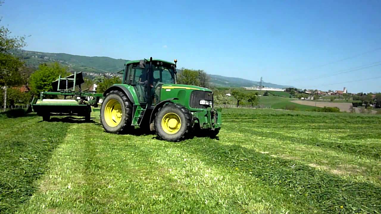 Mowing with John-Deere/ Fauche avec John-Deere