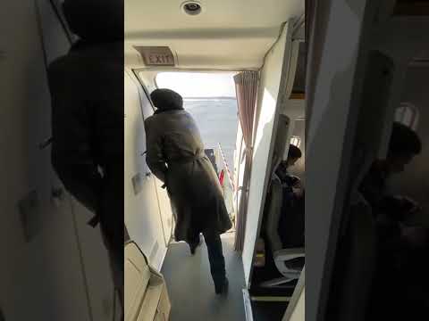Закрываем дверь ATR-72 Utair и вылетаем в Сургут из Тобольска 👏