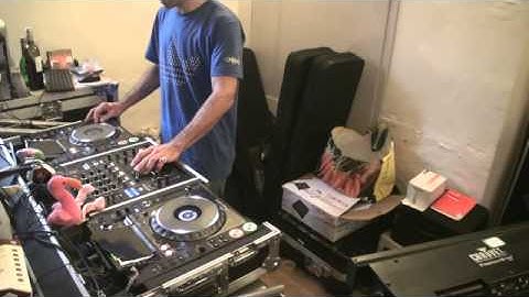 DJ Mixing Lesson  A few ideas on teaching yourself how to beat match by Ellaskins the DJ Tutor
