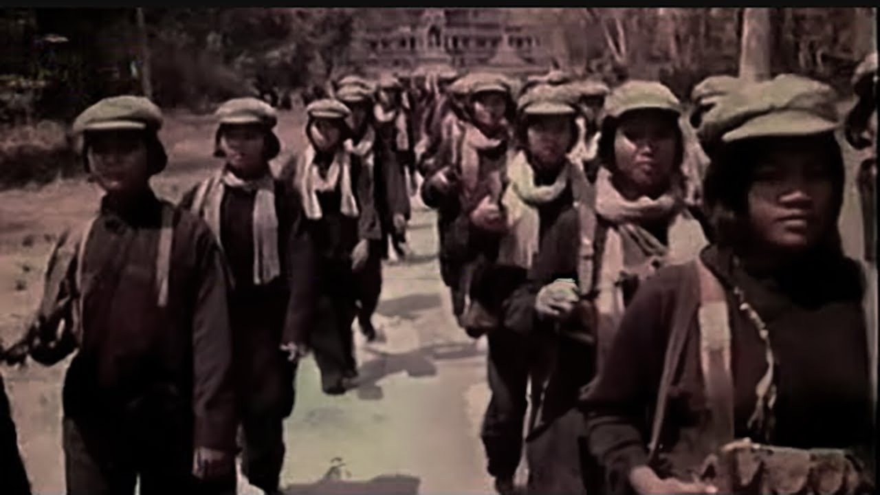 Khoảng 2 giờ sáng... nhóm trinh sát đã bị lộ, bọn POLPOT đã...!