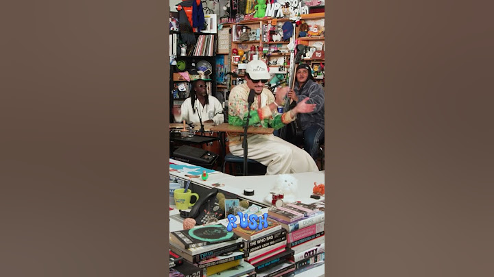 Bad Bunny chante "DtMF" pendant son Tiny Desk