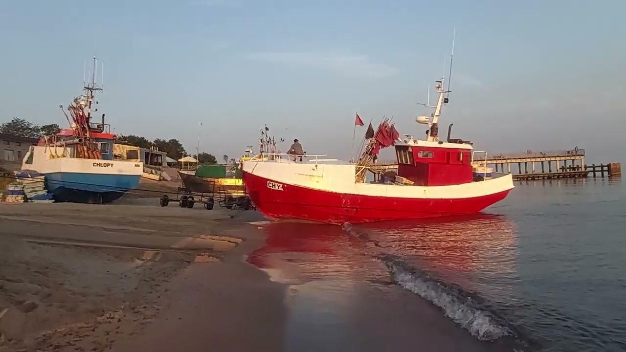 Wyciąganie kutrów rybackich na brzeg - Chłopy