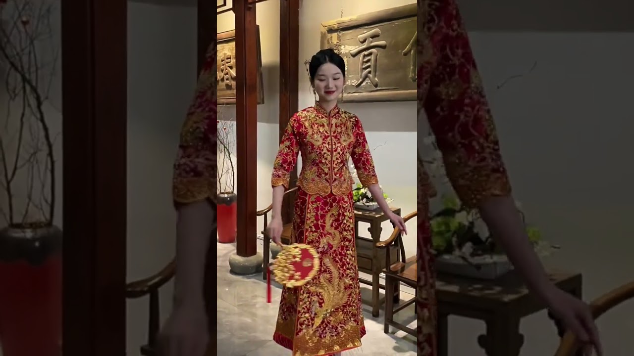 Traditional Chinese wedding dress,  dragon phoenix qun kwa 