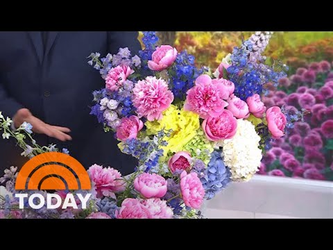 Video: Floral secrets: making a bouquet of beautiful roses