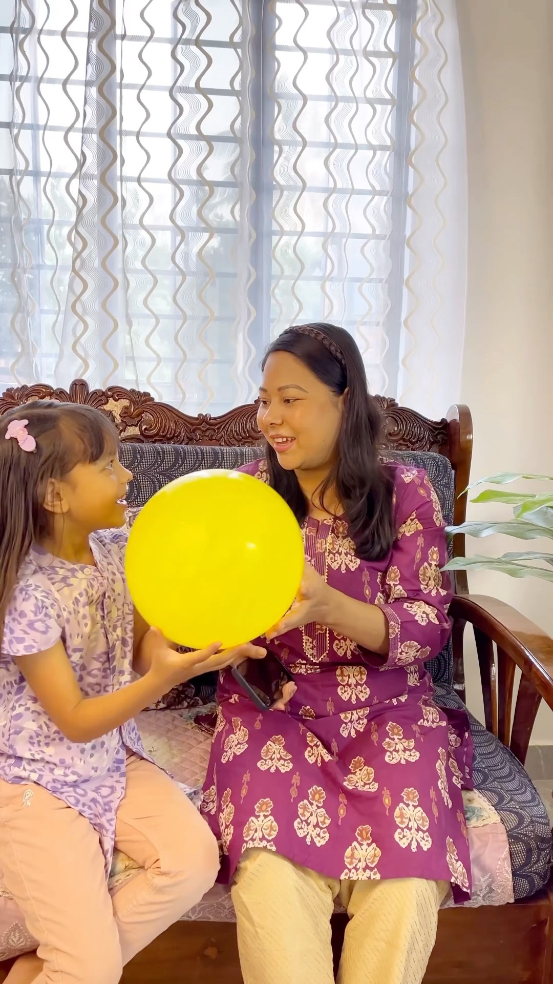 Mummy Ne Di Reedishna Ko Balloons
