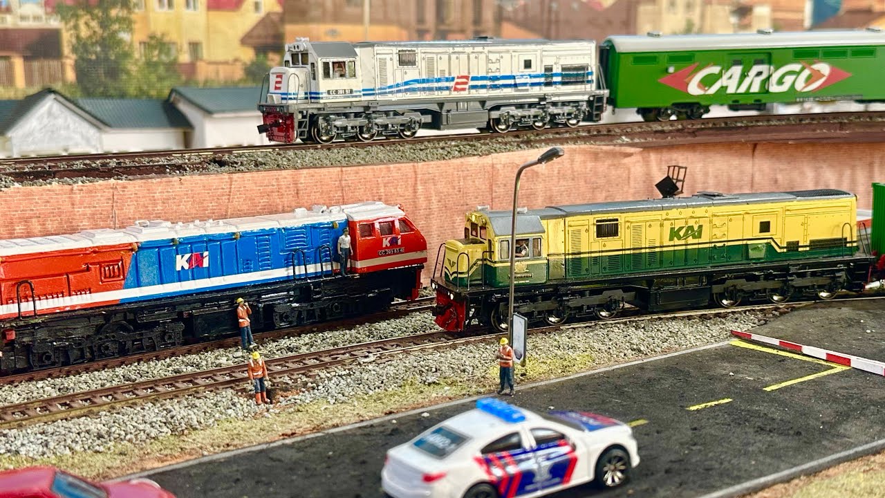 Kereta api Babaranjang CC201 RnB Hidung Miring,WnB & Vintage anjlok terguling menabrak pohon tumbang