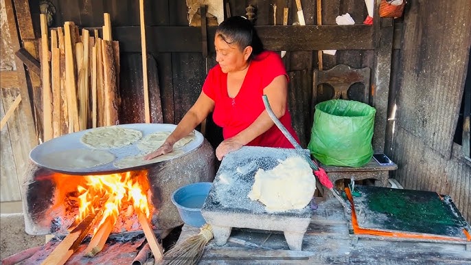 Tortilla hecha a mano en comal resurge con fuerza en el gusto del mexicano  