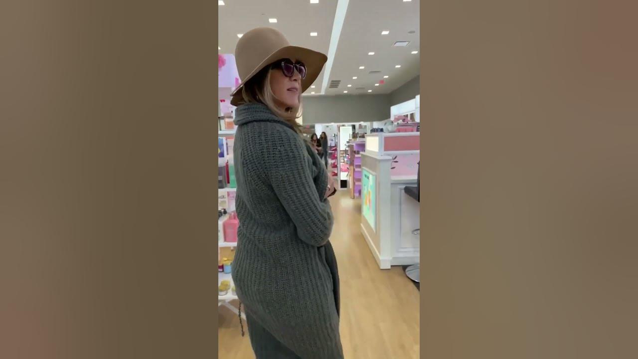 jennifer aniston goes incognito at ulta to see LolaVie line - YouTube