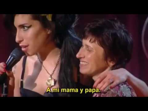 Video: Amy Winehouse rompe a llorar en la ceremonia de los Grammy