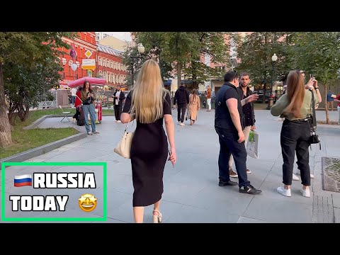 RUSSIA TODAY 🇷🇺 Счастливые от санкций, КРАСИВЫЕ РОССИЯНЕ, томно прогуливаются на Патриарших прудах