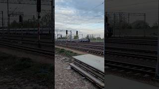“zadart”-zastępczy skład wagonowy z EP09 jako IC Esperanto 1102 przelotem przez Tłuszcz. |18.04.2025