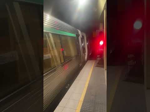 Set 06 & 17 arriving NIS at Perth platform 4 #transperth