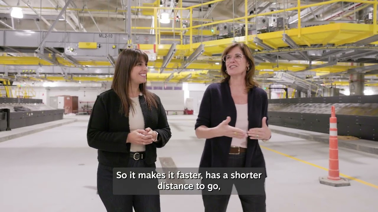 Глава администрации округа Сара Иннаморато осмотрела багажную систему международного аэропорта Пи...