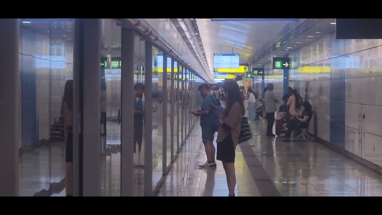 【金鐘站擴建部分#25】港鐵東鐵線列車駛入和駛離的金鐘站。(早上非繁忙時間)