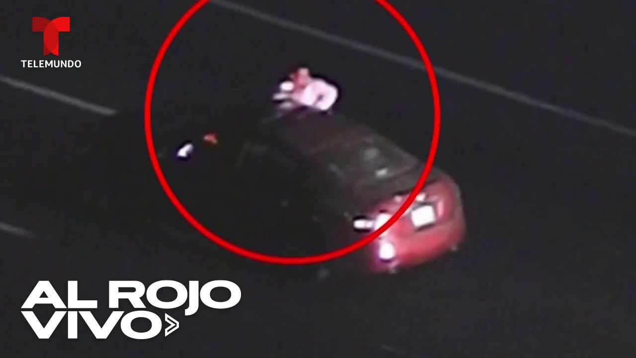 Copiloto se asoma por la ventana de un automóvil en movimiento en plena