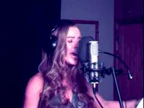 YouTube - Bleeding Love - Leona lewis (Lisa Lavie)_1