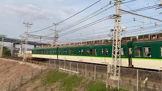 クーラーたくさん普通列車（京阪2400系）とお目目ぱちくり普通列車（京阪2200系）の通過シーン　木津川北踏切にて