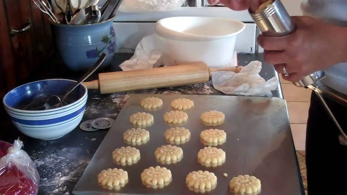 The OXO Cookie Press lets you easily pump out a whole batch of perfectly  shaped holiday-themed cookies - Yanko Design