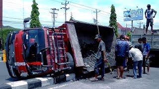 Recovery accident Toyota Dyna Dump truck rolling in a busy highway