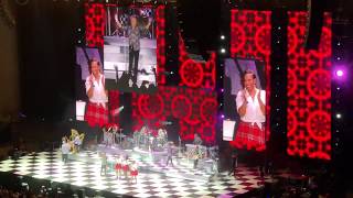 Video voorbeeld van "Rod Stewart and Bridget Cady 'It Takes Two' Live"