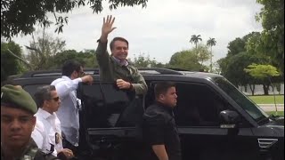 Veja o momento em que o candidato Jair Bolsonaro vota sob forte esquema de segurança