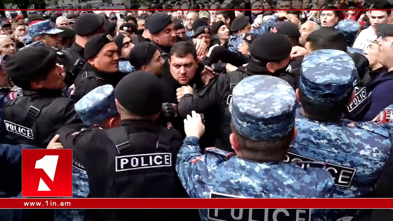 Սարյան փողոցում ևս լարված իրավիճակ է. ոստիկանները բերման են ենթարկում անհնազանդներին